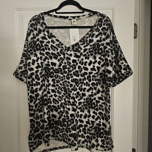 Sew In Love Monochrome Leopard Print V-Neck Tee Size L